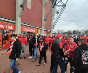 Legia vs. Widzew. Na stadionie w Łodzi zbierają się kibice