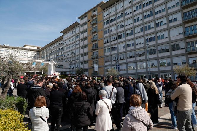 Wierni modlą się za papieża Franciszka. Tłum pod kliniką Gemelli w Watykanie