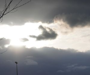 Ostrzeżenie pogodowe dla województwa świętokrzyskiego. Wiatr i kiepskie warunki na drogach