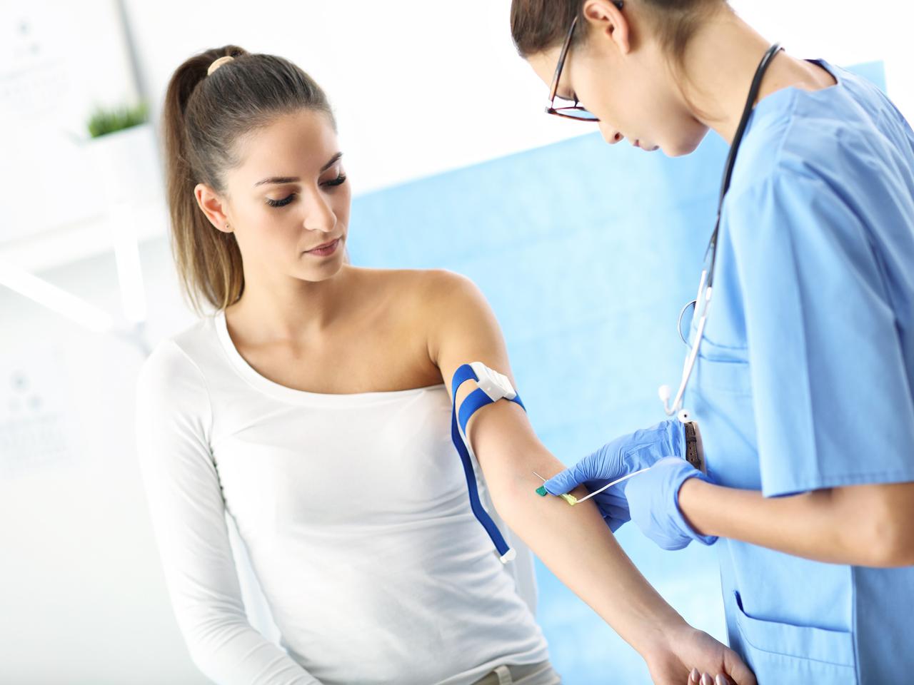 Hiperglikemia: przyczyny i objawy. Jak leczyć wysoki cukier?