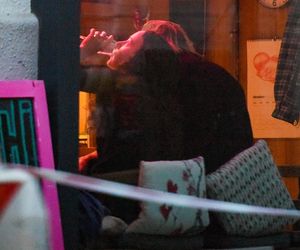 Monika Brodka winko papierosek i taksówka