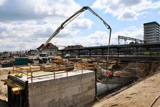 Stacja Olsztyn Główny. Postępują prace przy tunelu i torach [ZDJĘCIA]