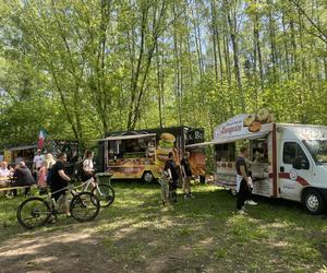 Festiwal Samków Food Trucków w Olsztynie 2024. Nad Ukielem można zjeść dania z całego świata [ZDJĘCIA]