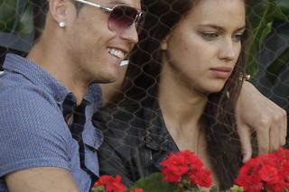 Cristiano Ronaldo w czułych uściskach z Iriną Shayk na meczu tenisowym - GALERIA