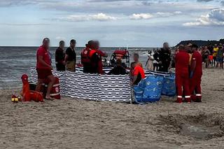 Śmierć i zaginięcie na Bałtyku. Ratownicy ostrzegali przed sztormem. On poszedł popływać z synem [ZDJECIA]