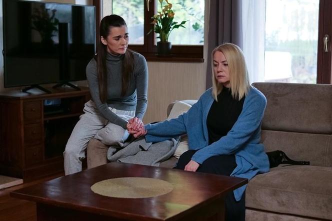 Pierwsza miłość, odcinek 3819 Emilka (Anna Ilczuk), Alicja (Magdalena Szczepanek)