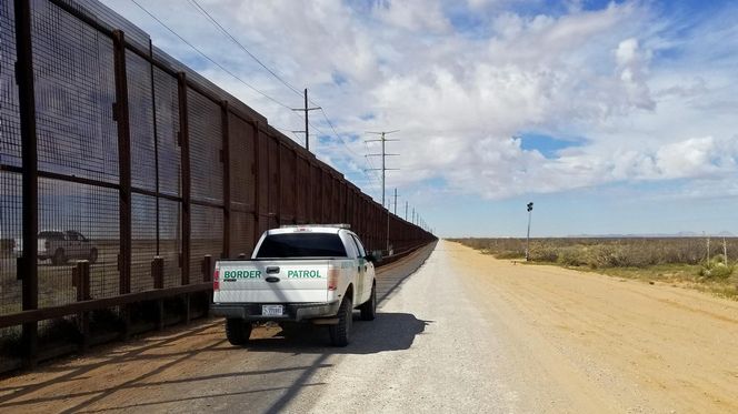 Meksyk/ Prasa wątpi w przydatność malowania muru granicznego z USA na czarno