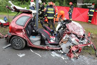 Osobówka uderzyła w drzewo, a potem w nadjeżdżającą ciężarówkę. 4 osoby trafiły do szpitala