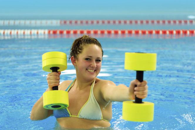 Zalety aqua aerobiku: ćwiczenia w wodzie nie tylko na cellulit