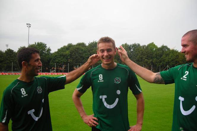 Artur Sobiech przechodził chrzest u starszych kolegów, gdy w 2011 roku został piłkarzem Hannoveru. Od lewej: Altin Lala, Artur Sobiech i Leon Andreasen