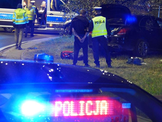 Kierowca Mercedesa pod wpływem wjechał w filar wiaduktu, odbił się i huknął w drzewo