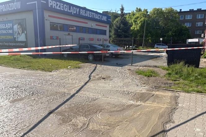 Rzeka betonu zalała ulicę w Warszawie. Auta zatopione aż po felgi!