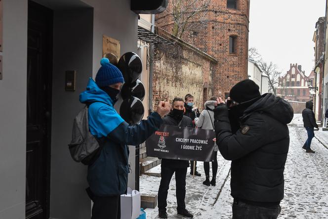 Protest branży weselnej w Toruniu. List do rządu, postulaty i tort