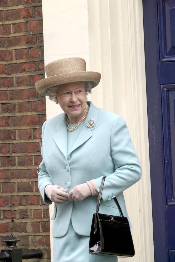 Od pół wieku nosi tę samą torebkę