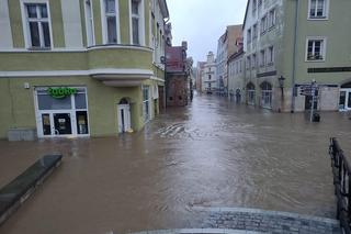 Krytyczna sytuacja w Kłodzku. Okropnie leje, ulice i domy zalane, potrzebujemy pomocy