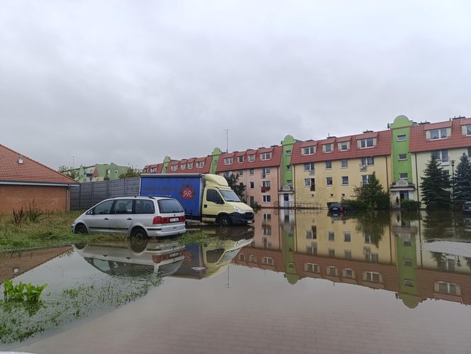 Zagrożenie powodziowe. Głuchołazy. Woda przelała się przez wały. Zalewa miasto