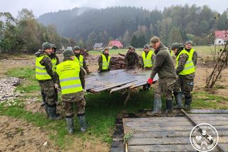 Sprzątanie i przekazania pomocy humanitanej. Terytorialsie z Ośrodka Reprezentacyjnego WOT pomagają ofiarom powodzi 