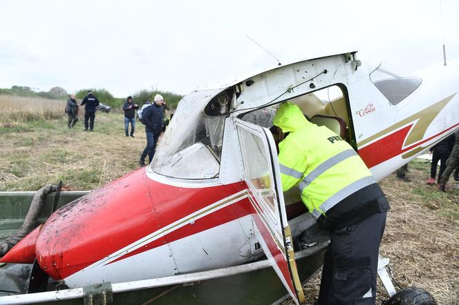 Warszawa. Wojsko wyciąga samolot, który wpadł do bagna