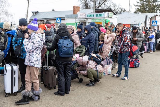 Ukraińskie rodziny przekraczają granicę z Polską