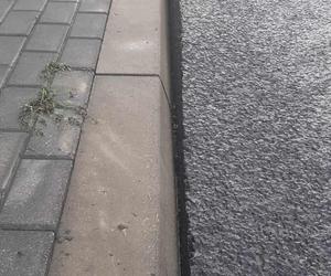 Problemy na ul. Łódzkiej w Kaliszu. Podczas ulewy podniósł się asfalt i kostka brukowa, a także osunęła się ziemia ZDJĘCIA