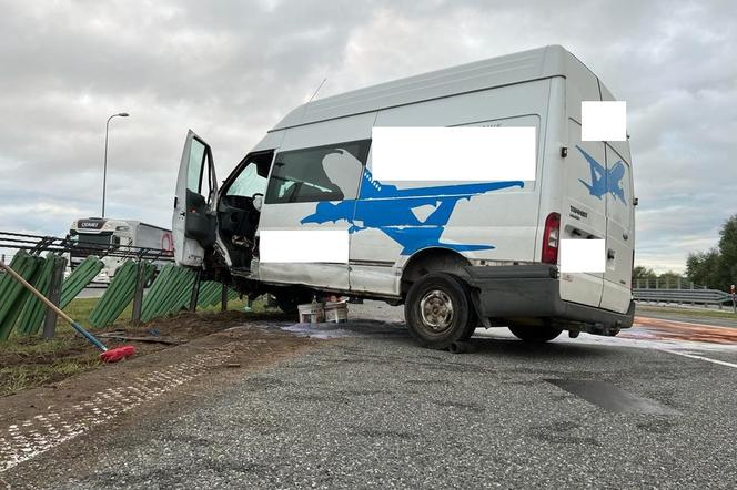 Wypadek na A1 pomiędzy Nowymi Marzami i Grudziądzem! Dostawczak wbił się w barierki