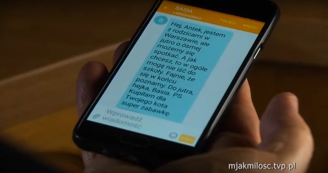 M jak miłość, odc. 1442. Basia (Maja Wudkiewicz) pisze z pedofilem