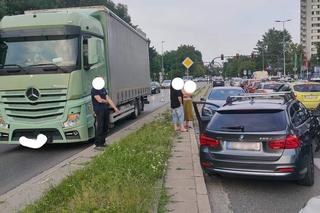 Groźne zderzenie w Krakowie. Samochód osobowy wylądował na przeciwległym pasie 