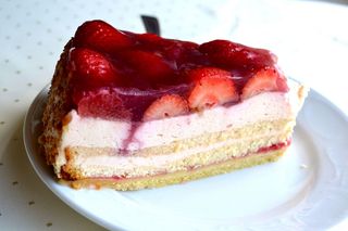 Owocowy biszkopt z kremem – ciasto z truskawkami, które znika w mig!