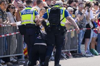 Juwal Rafae zaatakowana podczas imprezy otwierającej Eurowizję. Izraelskiej artystce grożono gestem poderżnięcia gardła