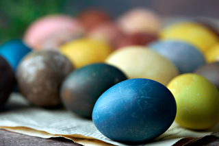 Naturalne barwniki do jajek. Sprawdź, jak zrobić tradycyjne kraszanki!