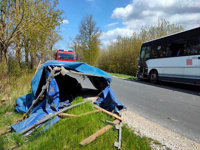 Zderzenie autobusu z dostawczakiem pod Bydgoszczą! Na miejscu trzy zastępy straży pożarnej [ZDJĘCIA] 