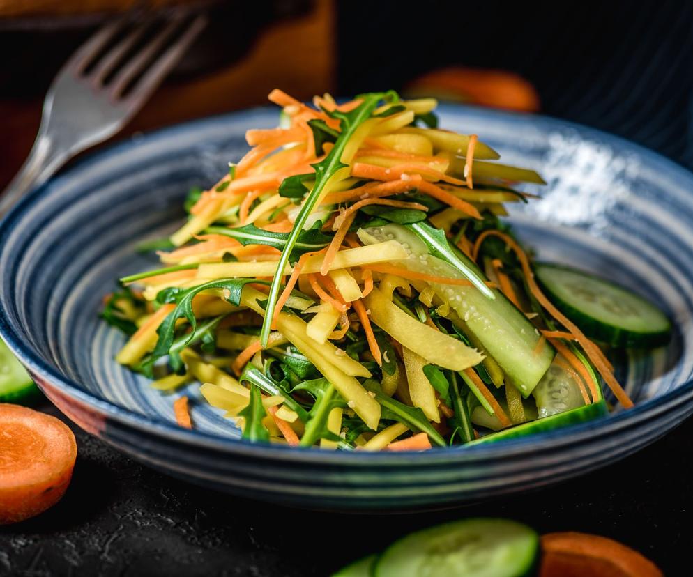 Surówka z mango i ogórka