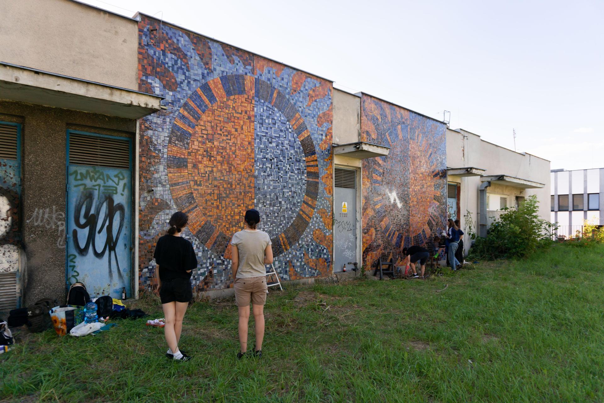 Wielkie czyszczenie mozaiki na Szpitalu Banacha - zdjęcia. Zniknęły bazgroły i chaszcze