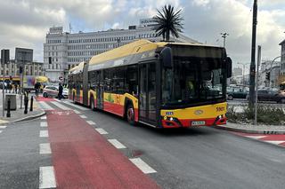 Koszmarny wypadek przy palmie. Autobus przejechał pieszą, a ulicą polała się krew