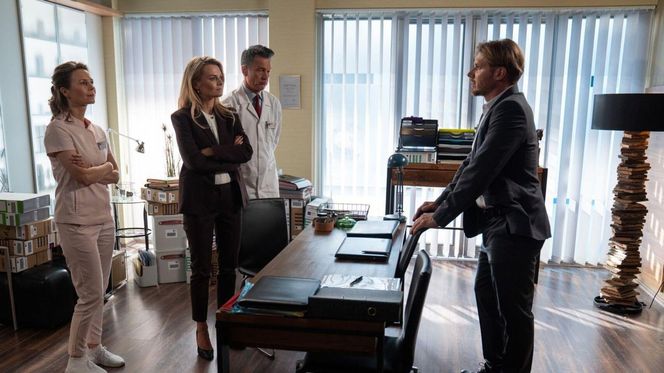 Na dobre i na złe odc. 966. Maks Beger (Tomasz Ciachorowski), Agata (Emilia Komarnicka), Kinga (Magdalena Kumorek), Andrzej Falkowicz (Michał Żebrowski)