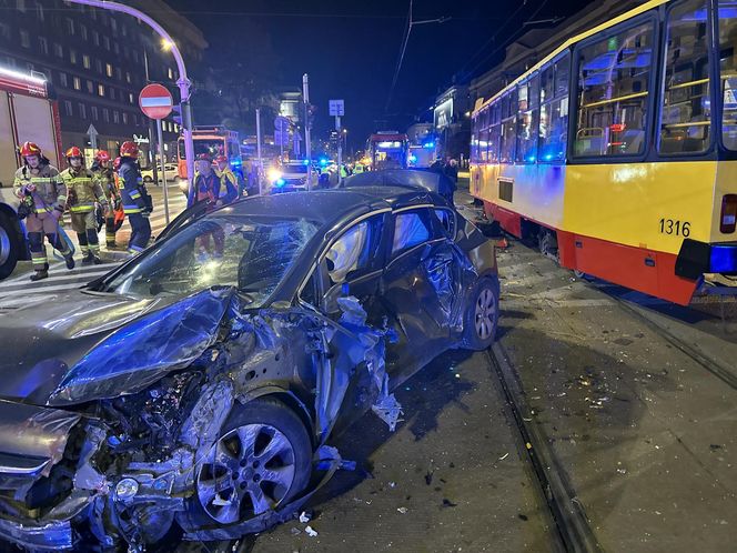 Groźny wypadek w Warszawie. Samochód i dwa tramwaje rozbite. Jeden z nich się wykoleił