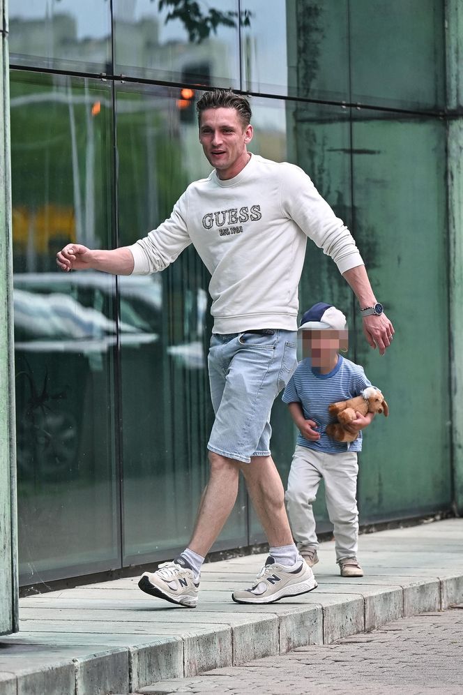 Filip Gurłacz na spacerze z żoną i synem. Nie zwalczył nałogu 