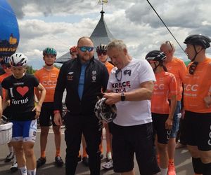 Zakład to zakład. Prezydent Bydgoszczy przyjechał do Torunia na rowerze 
