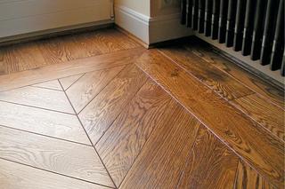 Ługowanie i bejcowanie podłogi drewnianej: jak zmienić kolor podłogi