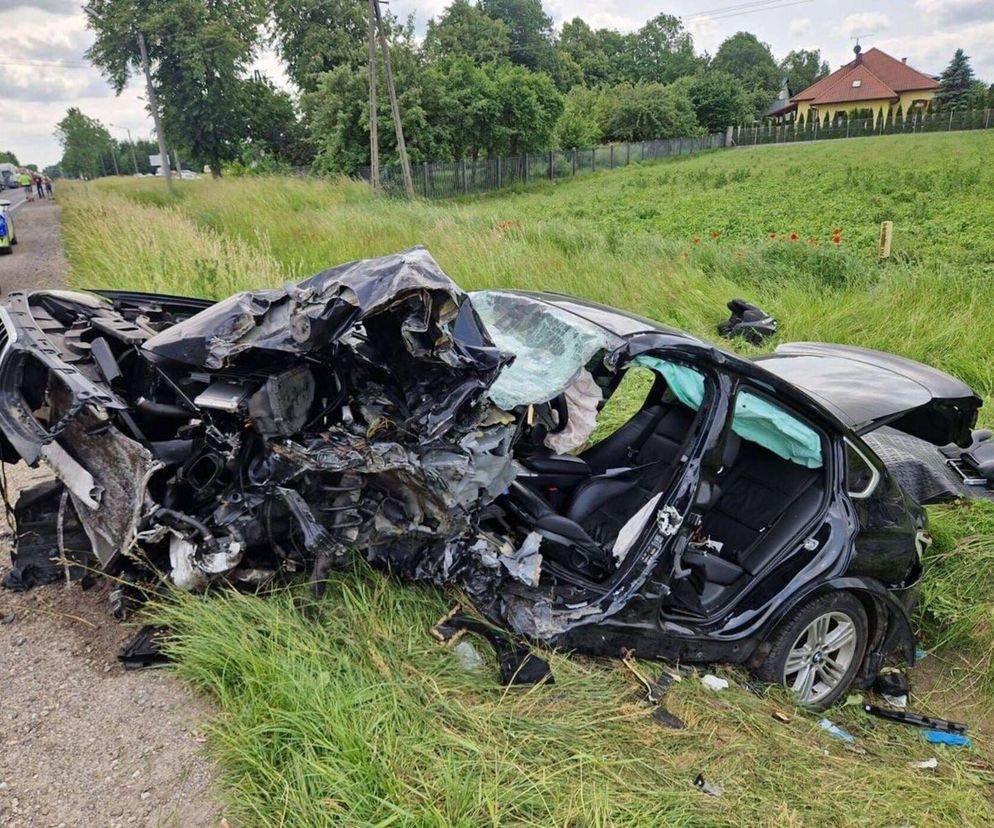 Dramat! Czołowe zderzenie BMW z ciężarówką. Kierowcy w szpitalu