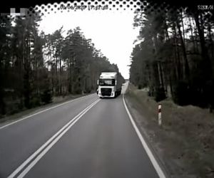 Tir jechał na zderzenie z autobusem pełnym pasażerów. O krok od tragedii na DK 11 pod Tarnowskimi Górami [ZDJĘCIA].