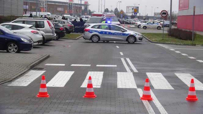 Dwie młode osoby znalezione martwe w sobotę na parkingu przy centrum handlowym w Markach