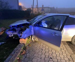 W Zaborowicach w pow. rawickim kierowca wjechał samochodem w słup