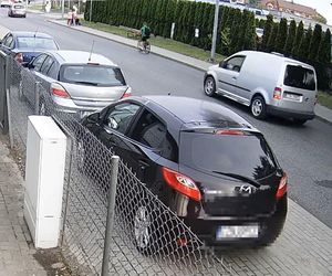 Wyprzedzając nastolatka na skrzyżowaniu, kobieta zajechała mu drogę