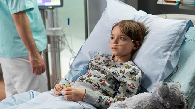 Na dobre i na złe odc. 806 - opis, streszczenie: Stan Antka ulega pogorszeniu i Beger wprowadza syna w śpiączkę farmakologiczną