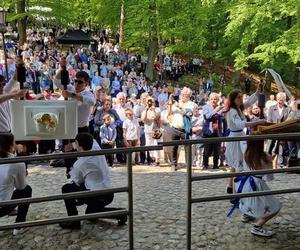 Taniec feretronów  podbija sieć! Czym jest kaszubski pokłon?