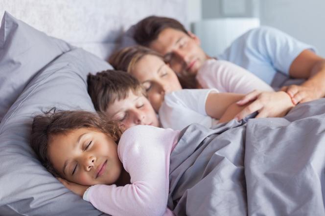 Śpisz w łóżku z siedmioletnim dzieckiem? Psycholog mówi co o tym myśli