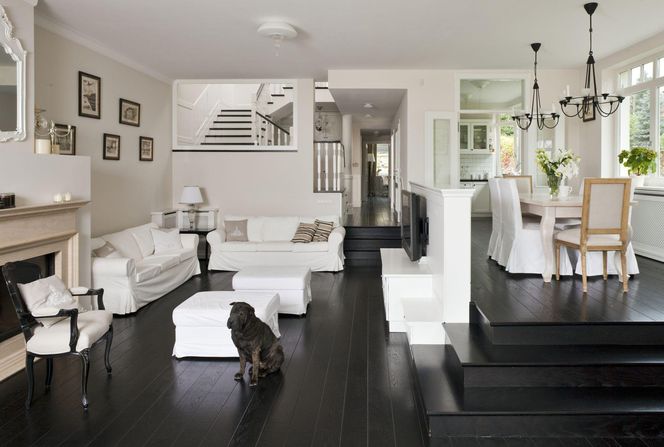 Wnętrza z podestem i podłogą na różnych poziomach