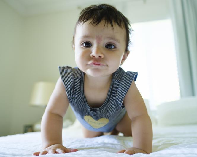Czy plamki, krostki i naczyniaki na skórze niemowlaka są groźne dla jego zdrowia?