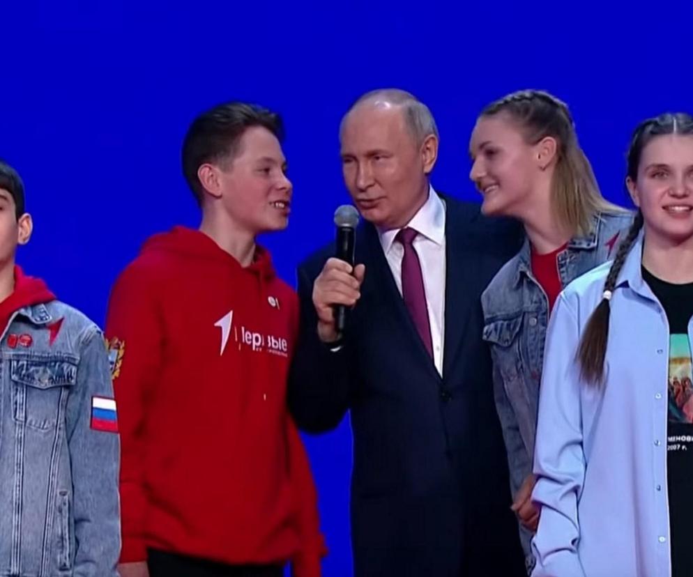 Putin wszedł na scenę i zaczął śpiewać! Potem podpisał się na psie